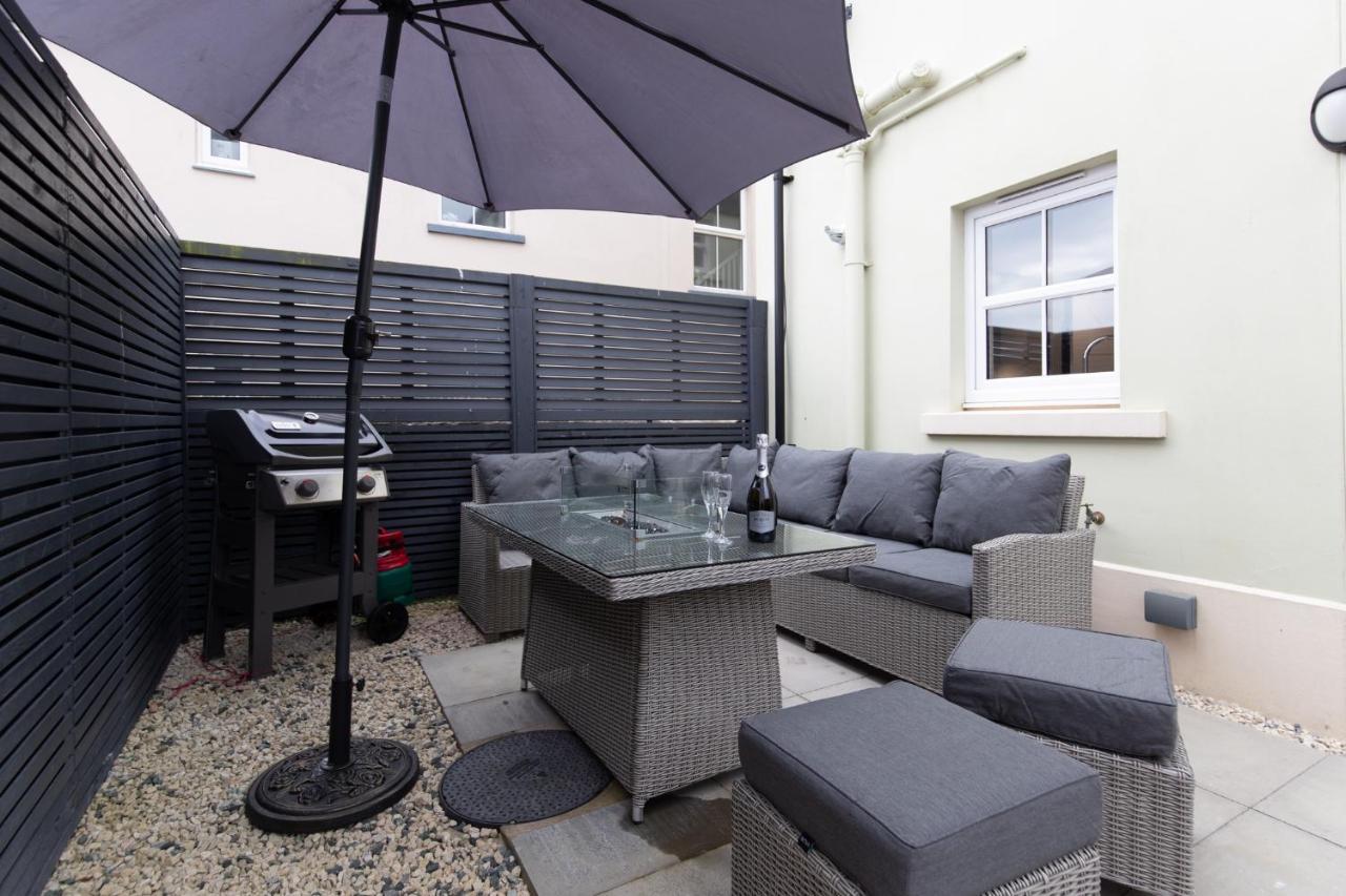 Cottage Mews - Seaside Cottage Parking Terrace Tenby Exterior foto
